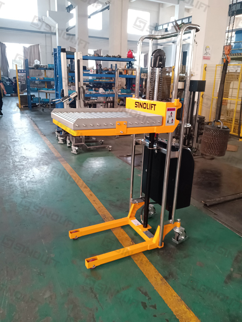 1760173100779735.jpg 20240508非标定制-滚筒平台升高车-出货图-(1).jpg