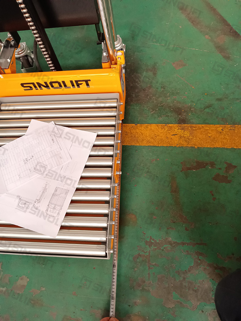 1762767625102432.jpg 20240508非标定制-滚筒平台升高车-出货图-(5).jpg