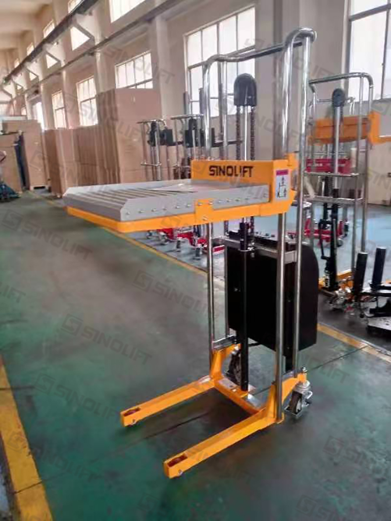 1762767833897729.jpg 20240508非标定制-滚筒平台升高车-出货图-(6).jpg